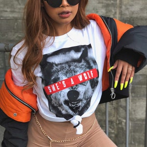 Feministische Shirt sie ist ein Wolf Shirt Mädchen Boss Shirt Bestseller Boss Babe Lady Boss Shirt Anti Trump Girl Power Shirt Feminismus Shirt Wolf t