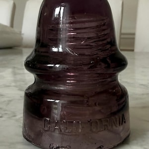Antiker violetter Amethystglas-Isolator mit der Prägung „CALIFORNIA“