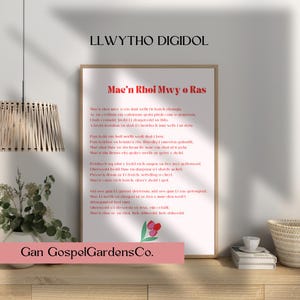 Puede incluir: Una impresión de arte de pared imprimible con un fondo blanco y texto rojo. El texto es un poema galés titulado "Mae'n Rhoi Mwy o Ras" e incluye el texto "Gan GospelGardensCo."