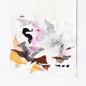Collage abstrait rose et gris : art technique mixte moderne