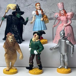 Figurines en PVC du Magicien d'Oz, Turner Macau 1987 : Dorothy, le Lion, l'Homme de fer-blanc, la Route de briques jaunes, la Cité d'émeraude. Film musical fantastique. Choisissez votre préférée !