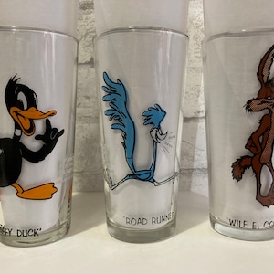 WILE E COYOTE Warner Brothers Pepsi Glass 1973 Looney Tunes Vintage Collector Series Beep Beep Wile E. Coyote Foghorn Leghorn Cartoon Comedy