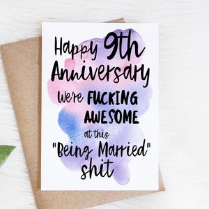Tarjeta divertida del 9.º aniversario / 9.º aniversario / noveno aniversario / Somos increíbles en esto de estar casados
