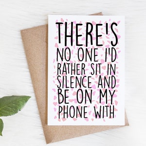 Tarjeta de aniversario divertida para él, su esposa, esposo, novio, novia. No hay nadie con quien prefiera sentarme en silencio y estar en mi teléfono.