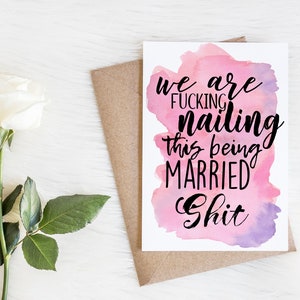 Tarjeta de aniversario divertida para él o ella / Estamos clavando esto de estar casados.