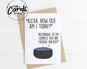 Könnte beinhalten: Eine weiße Karte mit schwarzem Text, der lautet "Alexa, wie alt bin ich heute?" und "Laut meinen Quellen bist du verdammt alt."  Unter dem Text befindet sich eine Comic-Illustration eines Amazon Alexa-Geräts.