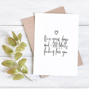 Tarjeta del 9.º aniversario / 9.º aniversario para esposa, esposo, novio y novia / Nueve años después y todavía te amo muchísimo.