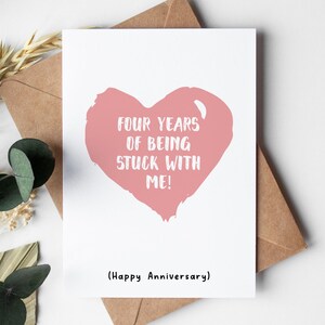 Tarjeta de aniversario de 4 años para él o ella, cuatro años estancados conmigo