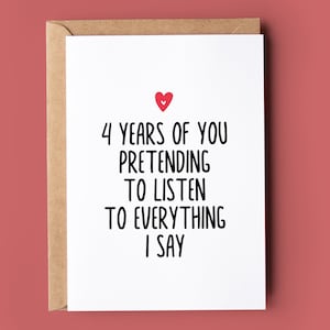 Tarjeta divertida del 4º aniversario / 4 años fingiendo escuchar todo lo que digo