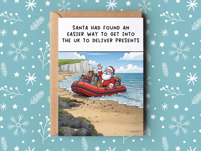 Puede incluir: Tarjeta de Navidad con Pap&aacute; Noel en una lancha inflable roja llena de regalos, acerc&aacute;ndose a una playa. La tarjeta tiene el texto: "SANTA HAD FOUND AN EASIER WAY TO GET INTO THE UK TO DELIVER PRESENTS". Fondo azul con copos de nieve.
