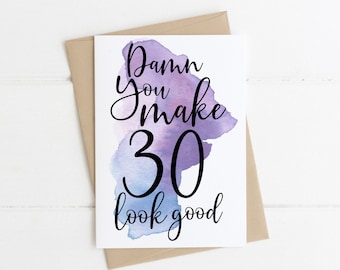 Op de afbeelding: Een witte kaart met een aquarel achtergrond in tinten paars en blauw. De tekst op de kaart luidt "Damn you make 30 look good."