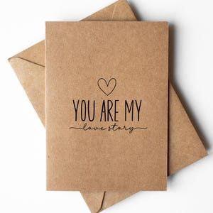 Tarjeta de aniversario para él, su esposa, su esposo / Eres mi historia de amor - impresa en tarjeta Kraft 100% reciclada