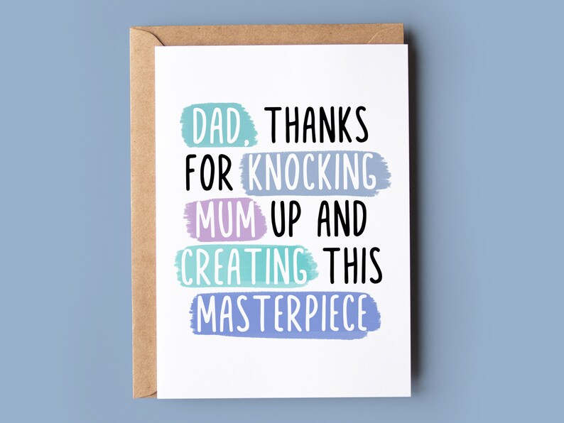 K&ouml;nnte beinhalten: Eine wei&szlig;e Karte mit einer humorvollen Botschaft, die lautet: "Papa, danke, dass du Mama schwanger gemacht hast und dieses Meisterwerk geschaffen hast." Der Text ist schwarz und von bunten Pinselstrichen umgeben.
