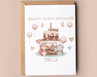 Puede incluir: Una tarjeta de cumpleaños con una ilustración en acuarela. La tarjeta presenta un pastel de dos niveles con una vela, globos y criaturas del bosque. El texto dice "Happy Fourth Birthday" y "Emilia". La tarjeta está en un sobre marrón.