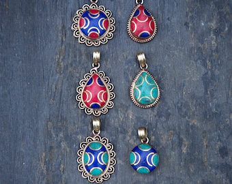 Pendentif en argent orné de Turquoises, Corail et Lapis du Népal