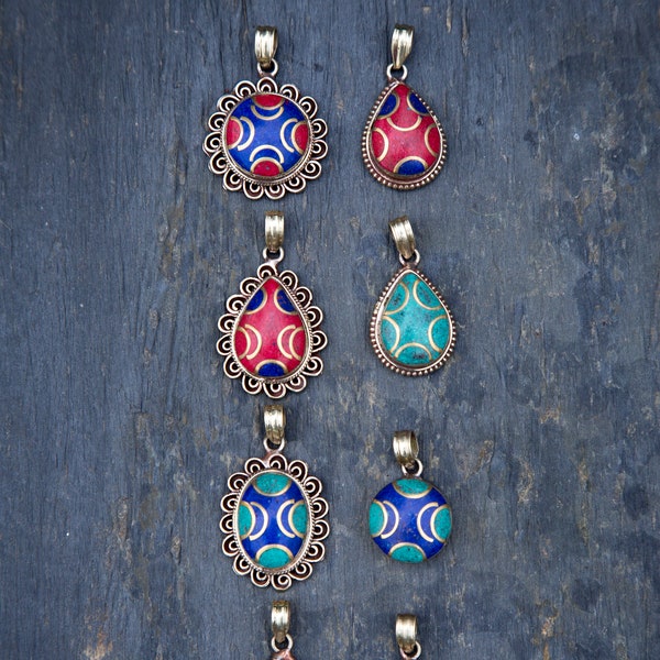 Pendentif en argent orné de Turquoises, Corail et Lapis du Népal