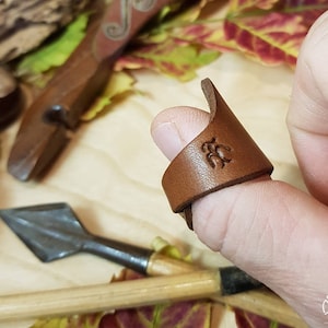 Leather Archery Thumb Ring: Beige Adjustable Design