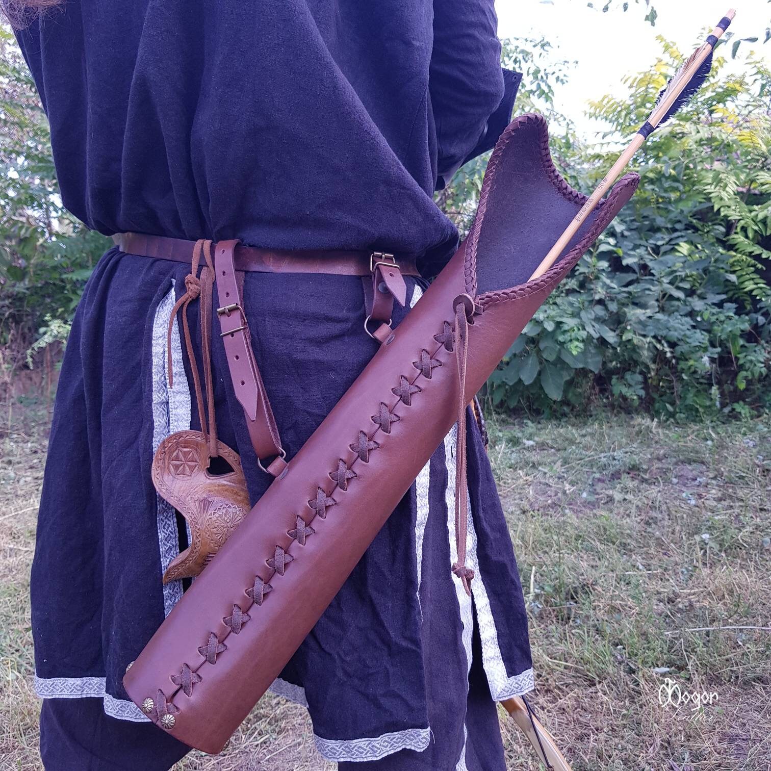 Tir à l'arc Carquois de Flèche Suspendu à la Taille, Réglable LH/RH  Porte-Flèches Carquois Latéral pour Arc Classique Tir de Chasse  Traditionnel Longbow (Marron) : : Sports et Loisirs