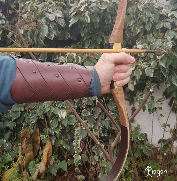 TIRO CON L'ARCO Braccio in pelle BRACER/ARMGUARD Antico mogano intagliato, rivettato - Italia TIRO CON L'ARCO Braccio in pelle BRACER/ARMGUARD Antico mogano intagliato, rivettato - Italia