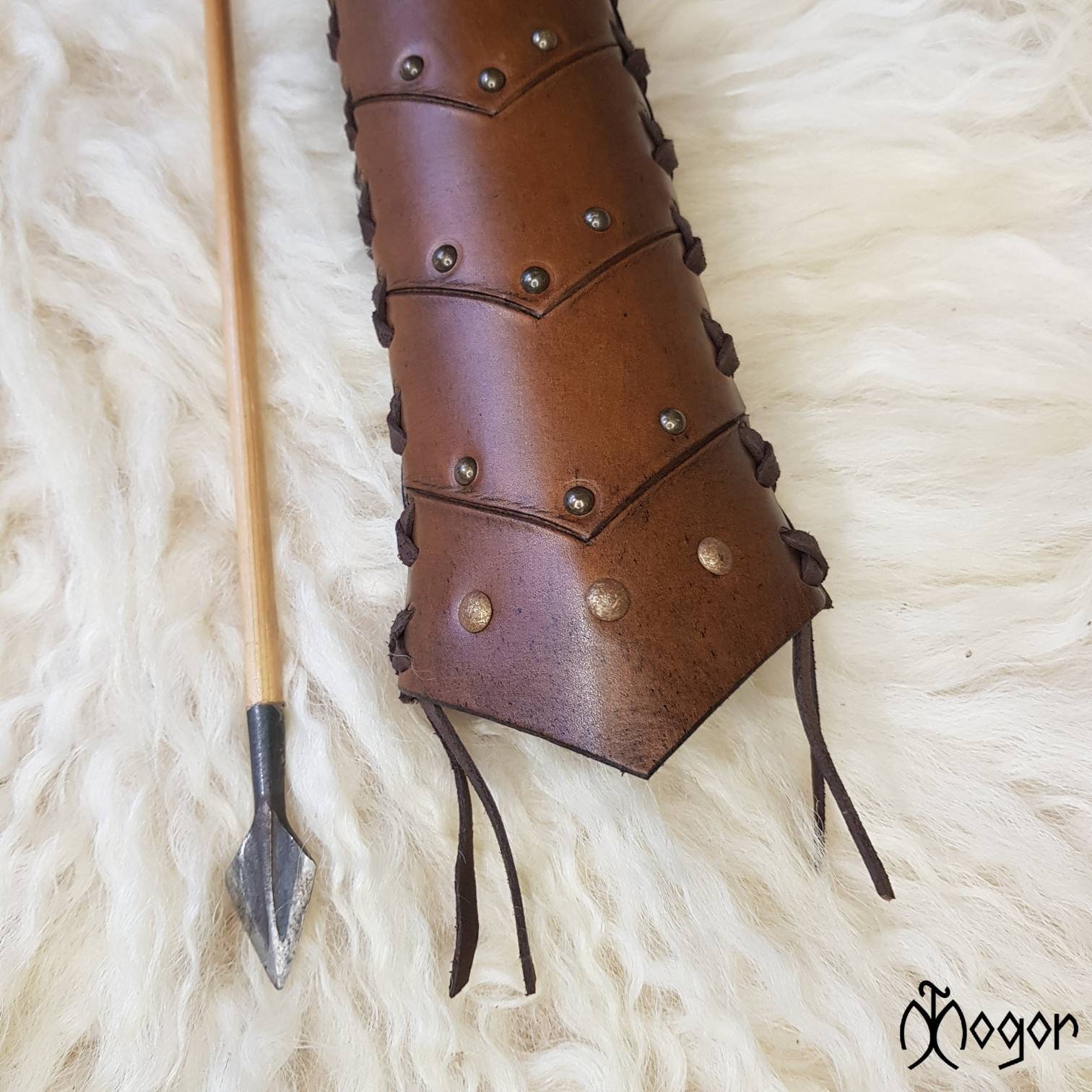 Carquois Ancien En Cuir D'Ours Avec 5 Flèches En Bois à