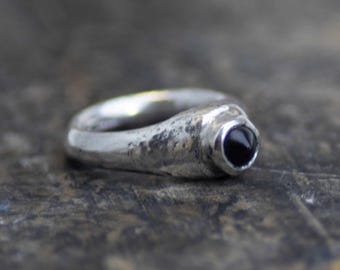 Anillo medieval de plata de ley con forma de estribo y piedra de sapo - Talla M