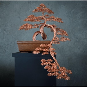 Peut inclure: Une sculpture d'arbre bonsaï en fil de cuivre avec un tronc et des branches torsadés. L'arbre est présenté sur une base en bois et un piédestal noir.