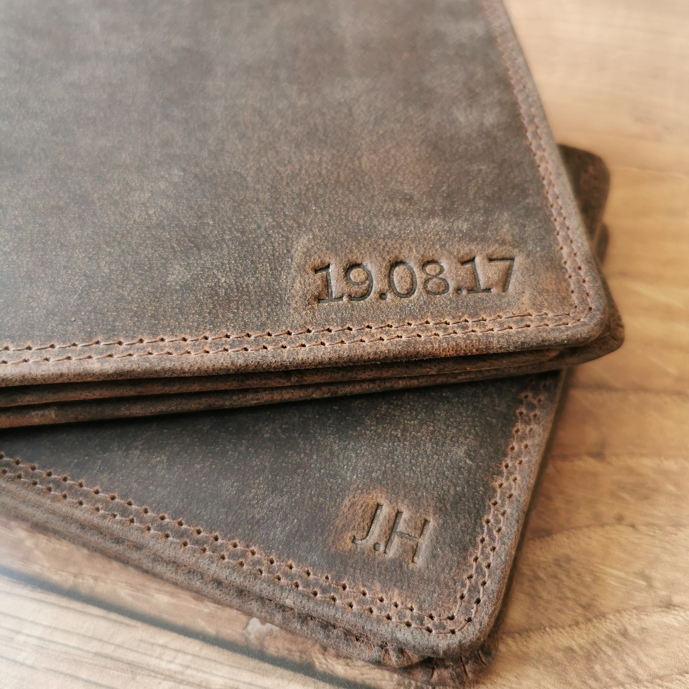 Portafoglio in pelle da uomo, regalo di San Valentino personalizzato, portafoglio RFID fatto a mano per fidanzato, marito, papà, nonno, portafogli personalizzati per uomo - Italia