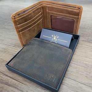 Bi-Fold Leder Herren Slim Brieftasche | Handmade personalisierte Distressed Leder | Personalisierte große Initialen geprägt | Valentinstag Geschenk