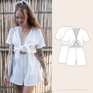 Könnte beinhalten: Weißer Leinen-Jumpsuit mit einer Schleife in der Taille und einem Schlüssellochausschnitt im Rücken. Der Jumpsuit hat kurze Ärmel und einen V-Ausschnitt. Neben dem Foto ist eine Strichzeichnung des Jumpsuits zu sehen.