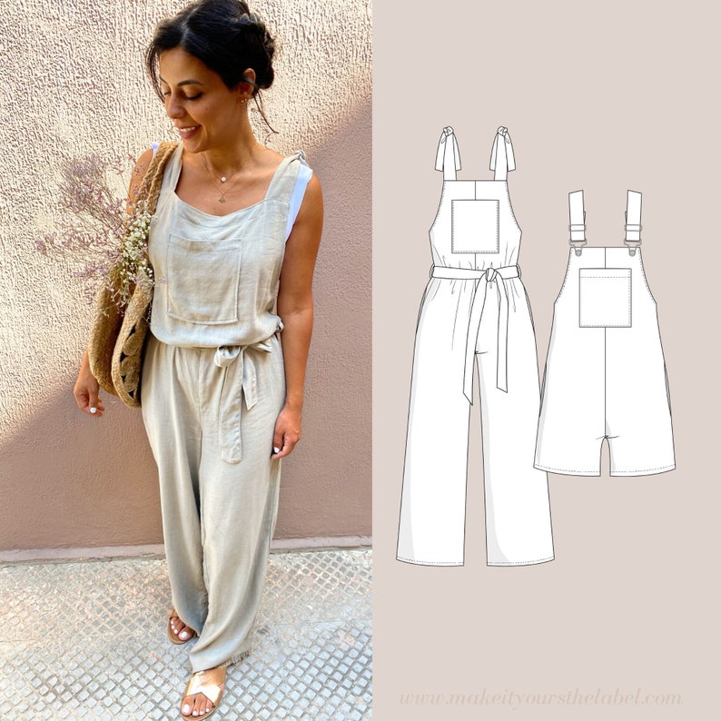 Op de afbeelding: Een licht beige linnen jumpsuit met een vierkante halslijn, wijde pijpen en een strikceintuur. De jumpsuit heeft twee grote zakken aan de voorkant en twee kleinere zakken aan de achterkant. De jumpsuit wordt getoond op een model met een bloemenboeket en een rieten tas.
