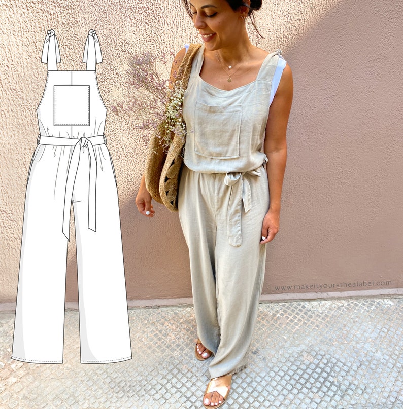 Op de afbeelding: Een beige linnen jumpsuit met een vierkante halslijn en wijde pijpen. De jumpsuit heeft een strikceintuur in de taille en verstelbare bandjes. Het model draagt de jumpsuit met sandalen en een rieten tas.