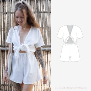 Könnte beinhalten: Weißer Leinen-Jumpsuit mit einer Schleife in der Taille und einem tiefen V-Ausschnitt. Der Jumpsuit hat kurze Ärmel und eine lockere Passform. www.makeityoursthelabel.com