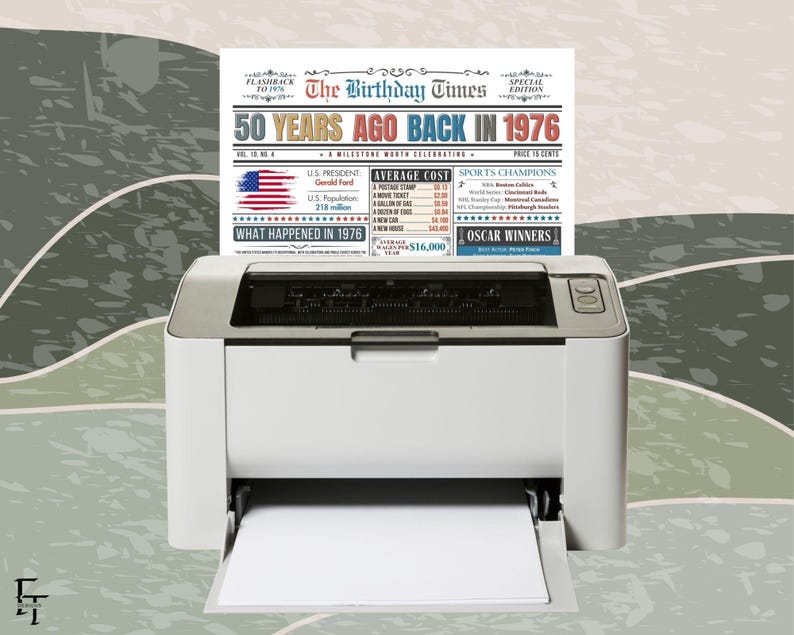 Puede incluir: Una impresora l&aacute;ser blanca con una bandeja de salida de papel, imprimiendo un documento titulado "The Birthday Times" que celebra "50 Years Ago Back in 1976". El documento incluye informaci&oacute;n sobre el presidente de EE. UU., la poblaci&oacute;n y los costos promedio.