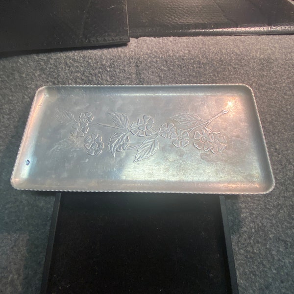 Embossed Aluminum Bread Tray