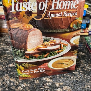Book- Book- Vintage 1999 Taste Of Home Annual Recipes Cookbook Cook Book Cooking Hundreds of recipes