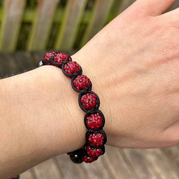 Bracelet shamballa avec hématite et perles fantaisie en verre rouge