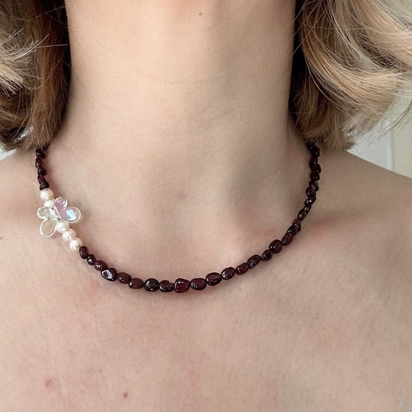 Collier ras du cou féminin et délicat en pierres naturelles : grenat rouge, perles d'eau douce et papillons