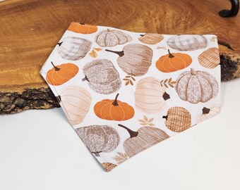Pañuelo para perro con estampado de calabazas otoñales: Bufanda reversible de algodón con estampado de hojas a cuadros (coletero opcional).