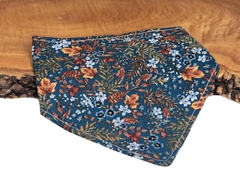 Pañuelo para perro con estampado floral turquesa: hojas de otoño, piñas, con clip o para colocar sobre el collar.