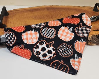 Pañuelo para perro con estampado de calabazas otoñales: Bufanda reversible de algodón con estampado de hojas a cuadros (coletero opcional).