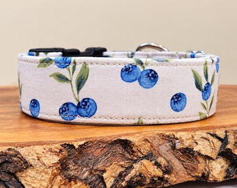 Collar para perro con estampado de arándanos sobre fondo beige o lunares azules. Lazos o correas opcionales.