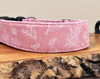 Collar para perro con flores rosas: delicadas flores blancas sobre fondo rosa, correa y lazo.