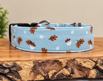 Collar para perro con diseño de bellota otoñal: bellota floral y de piña con hojas de otoño sobre fondo azul claro, hecho a mano, con lazos.