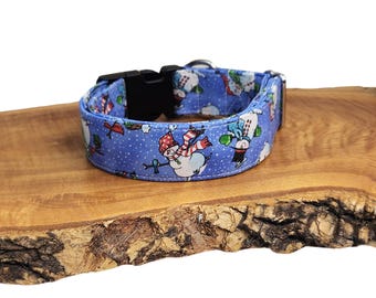 Collar navideño para perro con diseño de muñeco de nieve sobre fondo azul con brillos y opciones de lazos.