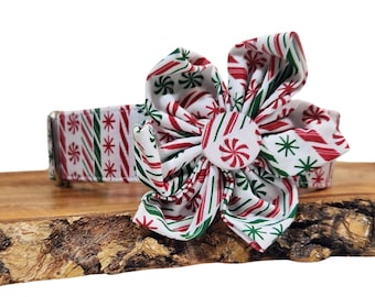 Collar navideño para perro con diseño de caramelos de menta: rojo, verde y lazos.