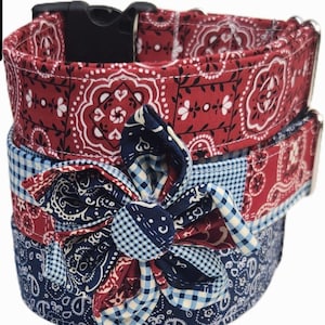 Puede incluir: Dos collares para perros apilados uno encima del otro. El collar superior es rojo con un estampado de cachemira blanco. El collar inferior es azul con un estampado de cachemira blanco y una flor de cuadros azules y blancos. Los collares tienen hebillas de plástico negro y herrajes de metal plateado.