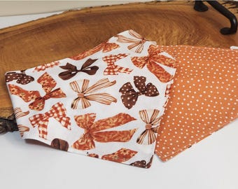 Pañuelo para perro con lazo de otoño: Estampado de lazo naranja óxido, estilo con clip.