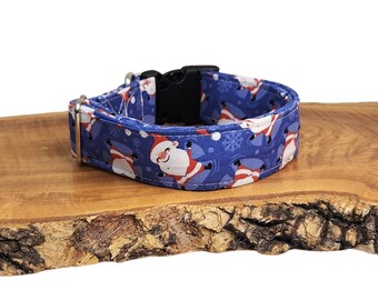 Collar navideño para perro de Papá Noel sobre fondo azul con copos de nieve y opciones de lazos.