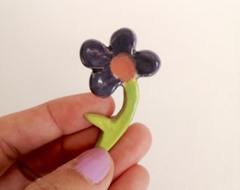 Broche de cerámica con flores