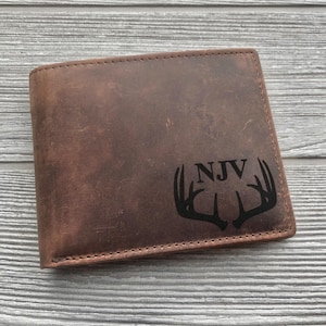 Cartera rústica de cuero para cazar ciervos para hombre. Múltiples diseños, colores y opciones de personalización. Billetera plegable con solapa central. Cartera de cuero.